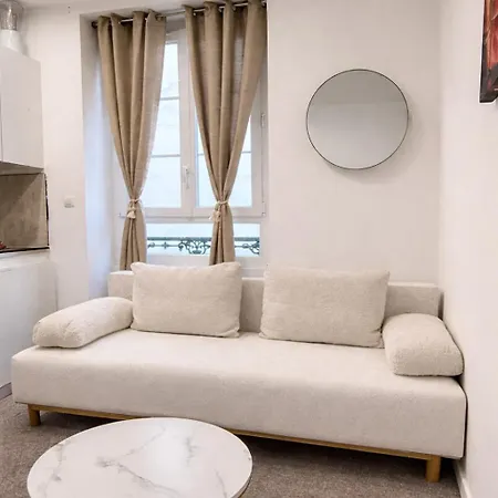 Cozy F1 16th Arrondissement Apartment