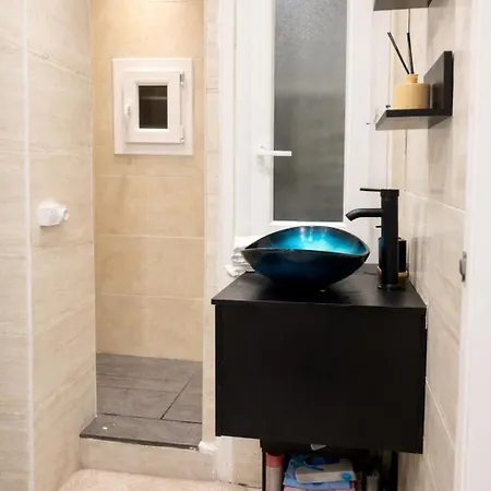 Cozy F1 16th Arrondissement Apartment